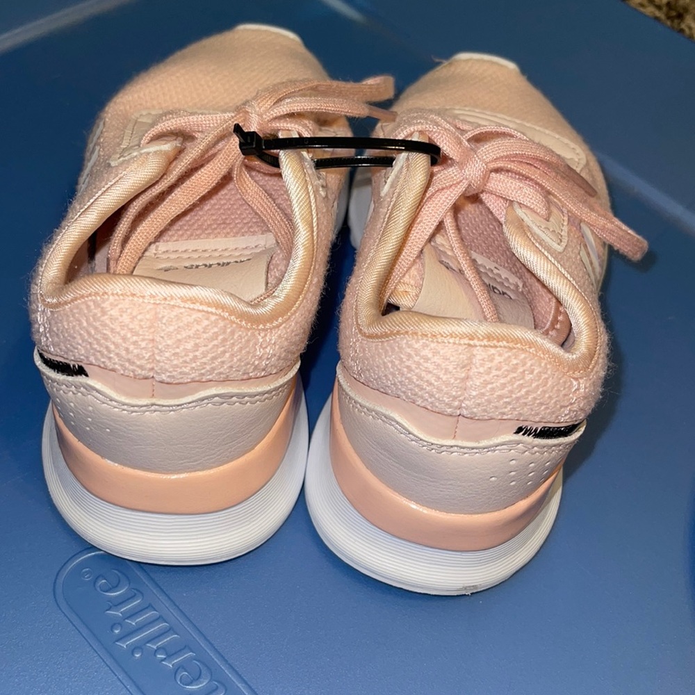 Addias girls tennis shoes